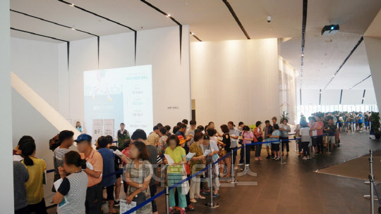 삼성물산이 분양 중인 래미안 명일역 솔베뉴 견본주택이 방문객으로 붐비고 있다. <삼성물산 제공>